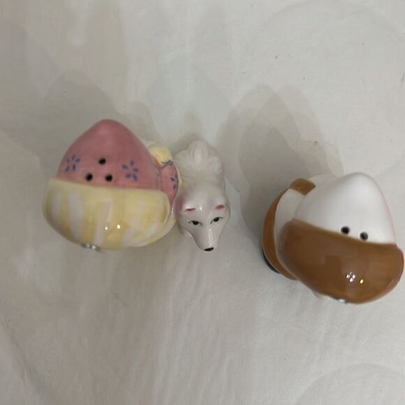 Magnetic Eskimo Alaska Salt Pepper Shakers 3 1/2 Inches Tall 4 Inches Wide Used - Picture 3 of 7